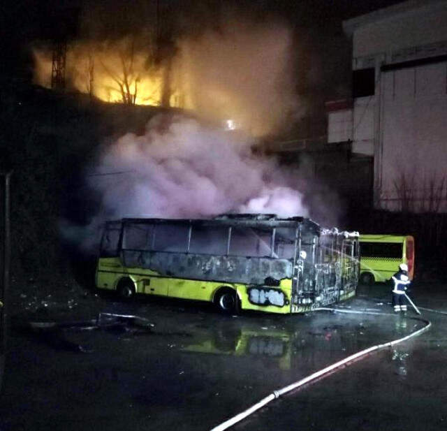 Tekirdağ'da, Park Halindeki 3 Özel Halk Otobüsü Yandı Tekirdağ'da, 3 Halk Otobüsü Cayır Cayır Yandı