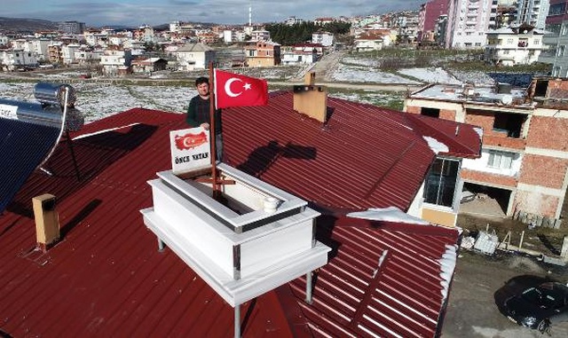 Karadeniz Usulü Yöntem: Yaptığı Mermer Mezarı Evinin Çatısında Sergiliyor