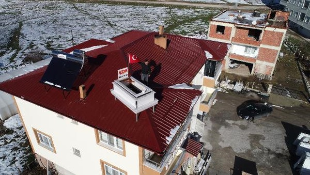 Karadeniz Usulü Yöntem: Yaptığı Mermer Mezarı Evinin Çatısında Sergiliyor