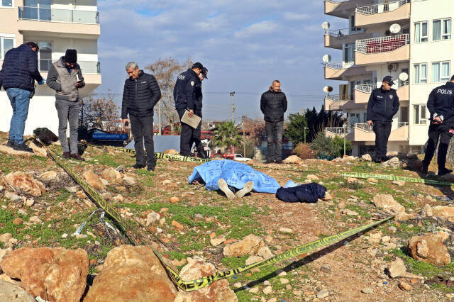 Antalya'da Kolunda Pantolon Kemeri Takılı Erkek Cesedi Bulundu Antalya'da Kolunda Pantolon Kemeri Takılı Erkek Cesedi Bulundu