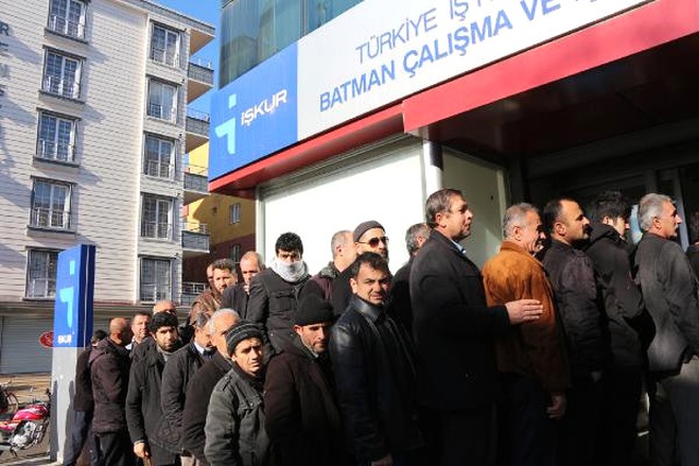 6 Ay Süreyle 2 Bin Kişi Alınacağını Öğrenen, İŞKUR Binası Önüne Koştu