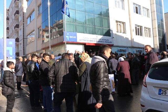 6 Ay Süreyle 2 Bin Kişi Alınacağını Öğrenen, İŞKUR Binası Önüne Koştu
