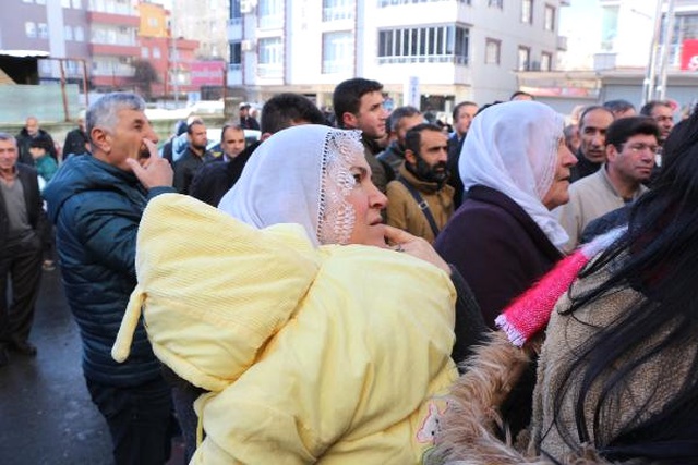 6 Ay Süreyle 2 Bin Kişi Alınacağını Öğrenen, İŞKUR Binası Önüne Koştu