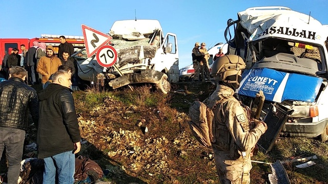 Öğrenci Servisi ile İşçi Servisi Çarpıştı! 2 Ölü ve Çok Sayıda Yaralı Var