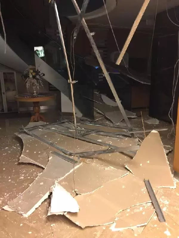 Otelin Resepsiyonundaki Asma Tavan Çöktü