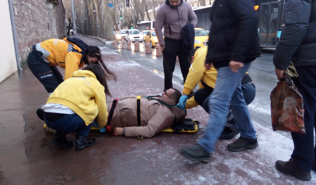 Beşiktaş'ta Buzda Kayan Bir Vatandaş Bacağını Kırdı
