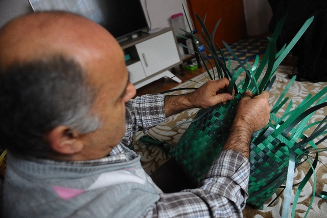 Sokaktan Topladığı Koli Bağlarından Pazar Çantası Yapıyor