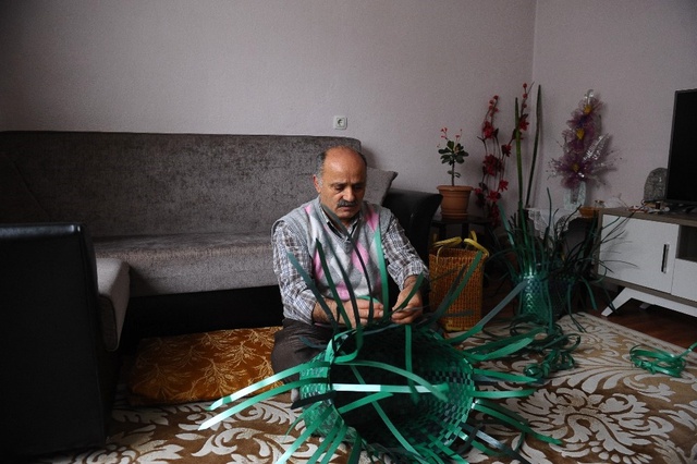 Sokaktan Topladığı Koli Bağlarından Pazar Çantası Yapıyor