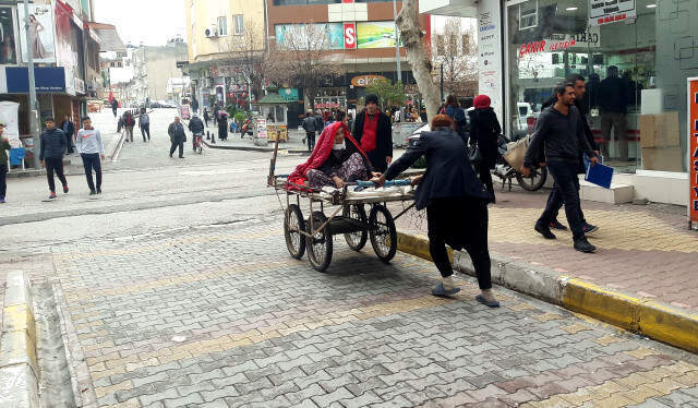 Dondurucu Soğukta Ayağında Terlik ile Kardeşini El Arabasının Üzerinde Taşıyan 74 Yaşındaki Dedeyi... Dondurucu Soğukta Ayağında Terlikle, Kardeşini El Arabasında Taşıyan Dede Yürekleri Burktu