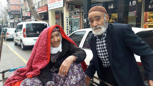 Dondurucu Soğukta Ayağında Terlikle, Kardeşini El Arabasında Taşıyan Dede Yürekleri Burktu Dondurucu Soğukta Ayağında Terlikle, Kardeşini El Arabasında Taşıyan Dede Yürekleri Burktu