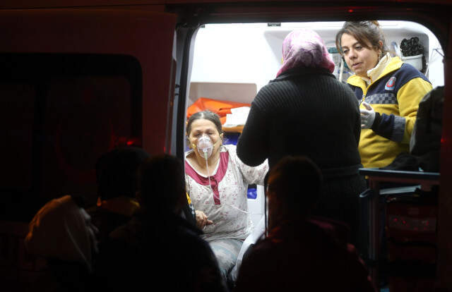 Evinde Yangın Çıkan Yaşlı Çift Dumanların Arasında Mahsur Kaldı, Kızları Olay Yerinde Fenalık Geçirdi