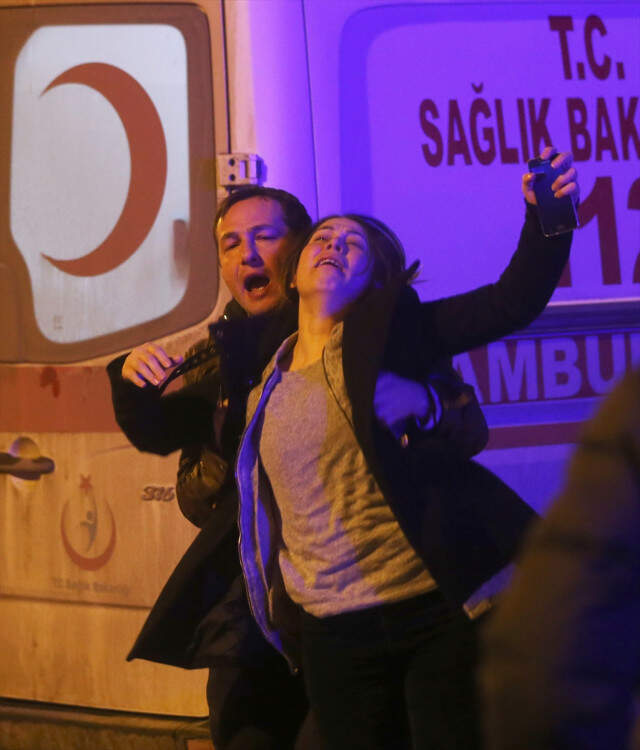 Evinde Yangın Çıkan Yaşlı Çift Dumanların Arasında Mahsur Kaldı, Kızları Olay Yerinde Fenalık Geçirdi