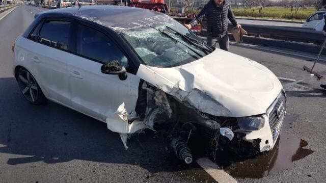 İstanbul- Kazayı Önüne Çıkan Martıya Çarpmamak İçin Yapmış Talihsiz Sürücü, Önüne Çıkan Martıya Çarpmamak İçin Kaza Yaptı