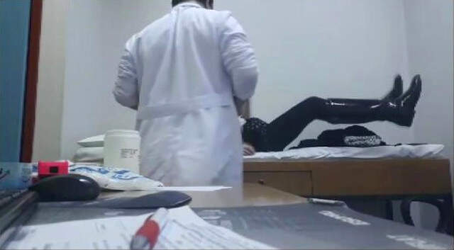 İzmir'de Kadınları Muayene Eden Doktorun Çektiği Görüntüler, Rus Sitesinde Yayınlandı