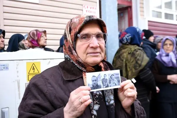 Trafik Kazasında Ölen Aynı Aileden 8 Kişi, Gözyaşlarıyla Toprağa Verildi