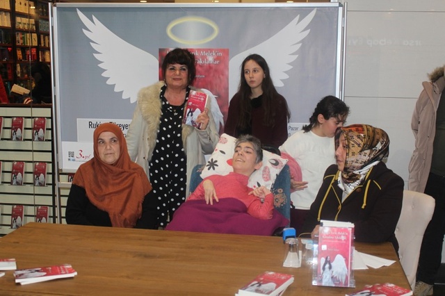Engelli Kızın Tek Parmağı ile Yazdığı Kitaba İmza Günü Düzenlendi