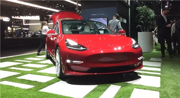 Tesla Model 3, Ucuz Fiyatına Rağmen ABD'de En Çok Satan 'Lüks' Araç Oldu