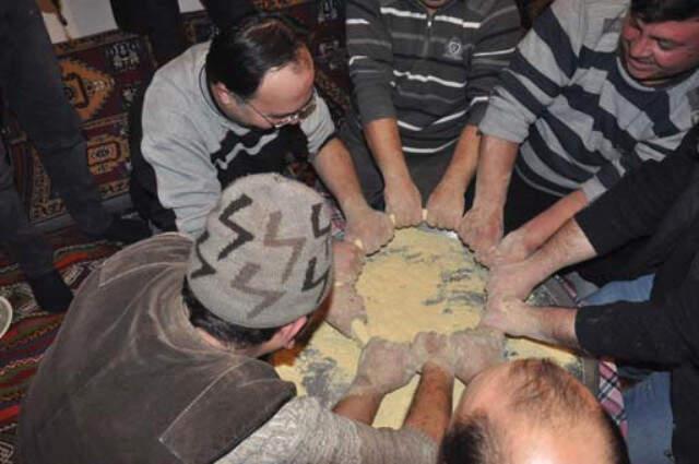 Sandıklı Motosiklet Kulübü Üyeleri Her Yıl Kar Yağdığında Tel Helva Yapıyor