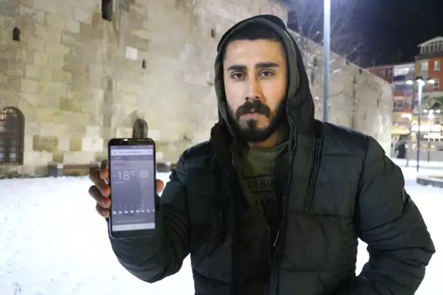 Sivas Dondu! Havaya Atılan Sıcak Su, Buz Taneciği Olarak Yere Düştü