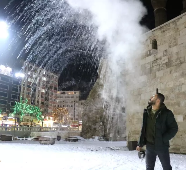 Sivas Dondu! Havaya Atılan Sıcak Su, Buz Taneciği Olarak Yere Düştü