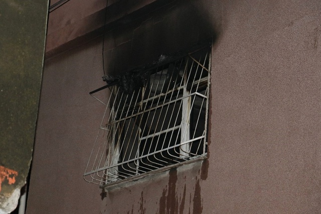 Elektrikler Kesilince Mum Yakıp Uyuyakalan Yaşlı Kadın, Evinin Yanışını Gözyaşlarıyla İzledi