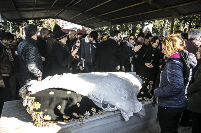 Buket'in Gelinlikli Tabutunu Kadınlar Taşıdı Ukrayna'da Öldürülen Türk Kızının Gelinlikli Tabutunu Kadınlar Taşıdı