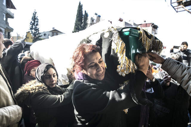 Buket'in Gelinlikli Tabutunu Kadınlar Taşıdı Ukrayna'da Öldürülen Türk Kızının Gelinlikli Tabutunu Kadınlar Taşıdı