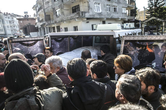 Buket'in Gelinlikli Tabutunu Kadınlar Taşıdı Ukrayna'da Öldürülen Türk Kızının Gelinlikli Tabutunu Kadınlar Taşıdı