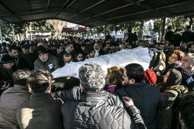 Buket'in Gelinlikli Tabutunu Kadınlar Taşıdı Ukrayna'da Öldürülen Türk Kızının Gelinlikli Tabutunu Kadınlar Taşıdı