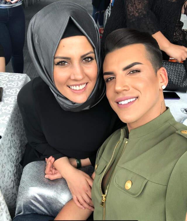 DJ Kerimcan Durmaz, Ablasına Son Model Cip Hediye Etti