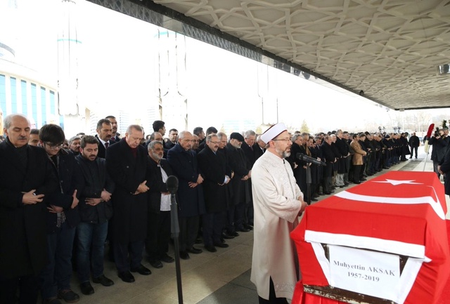 AK Partili Eski Vekilin Tabutunu Cumhurbaşkanı Erdoğan ve Davutoğlu Birlikte Omuzladı