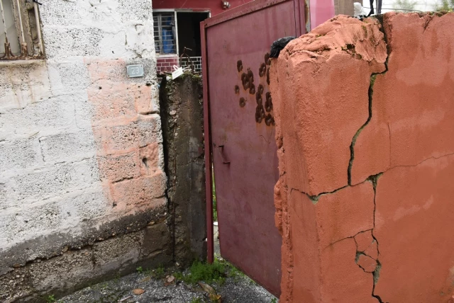 Gizemli Kazının Yapıldığı 'Kırmızı Ev' Yüzünden Mahalle Sakinleri Başka Yerlere Taşındı