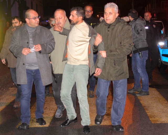 İlçe Emniyet Müdürü, İntihar Etmek İsteyen İnşaat İşçisini Böyle İkna Etti: Kaymakam Telefonda Bekliyor Ayıp Olmasın