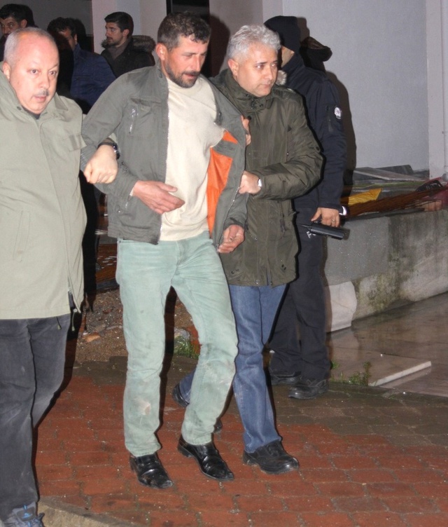 İlçe Emniyet Müdürü, İntihar Etmek İsteyen İnşaat İşçisini Böyle İkna Etti: Kaymakam Telefonda Bekliyor Ayıp Olmasın