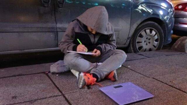 Kaldırımdaki Tartıcı Çocuğun Okuma Azmi, Sosyal Medyayı Salladı Kaldırımdaki Tartıcı Çocuğun Okuma Azmi, Sosyal Medyayı Salladı
