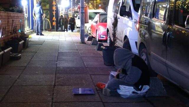 Kaldırımdaki Tartıcı Çocuğun Okuma Azmi, Sosyal Medyayı Salladı Kaldırımdaki Tartıcı Çocuğun Okuma Azmi, Sosyal Medyayı Salladı