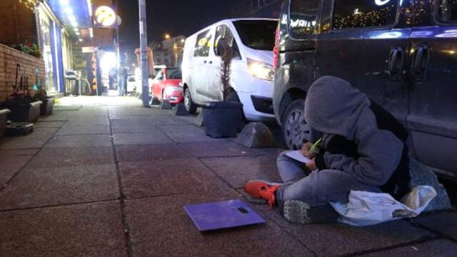 Kaldırımdaki Tartıcı Çocuğun Okuma Azmi, Sosyal Medyayı Salladı Kaldırımdaki Tartıcı Çocuğun Okuma Azmi, Sosyal Medyayı Salladı