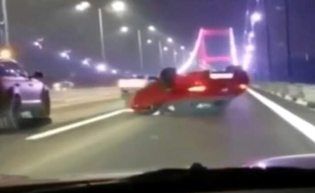 Köprüde Makas Atarak İlerleyen Trafik Magandasının Ölümden Döndüğü Anlar Kameralara Yansıdı Köprüde Makas Atarak İlerleyen Trafik Magandasının Ölümden Döndüğü Anlar Kameralara Yansıdı