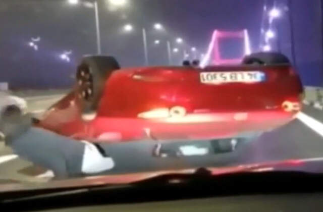 Köprüde Makas Atarak İlerleyen Trafik Magandasının Ölümden Döndüğü Anlar Kameralara Yansıdı Köprüde Makas Atarak İlerleyen Trafik Magandasının Ölümden Döndüğü Anlar Kameralara Yansıdı