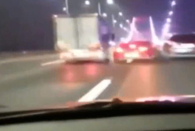 Köprüde Makas Atarak İlerleyen Trafik Magandasının Ölümden Döndüğü Anlar Kameralara Yansıdı Köprüde Makas Atarak İlerleyen Trafik Magandasının Ölümden Döndüğü Anlar Kameralara Yansıdı
