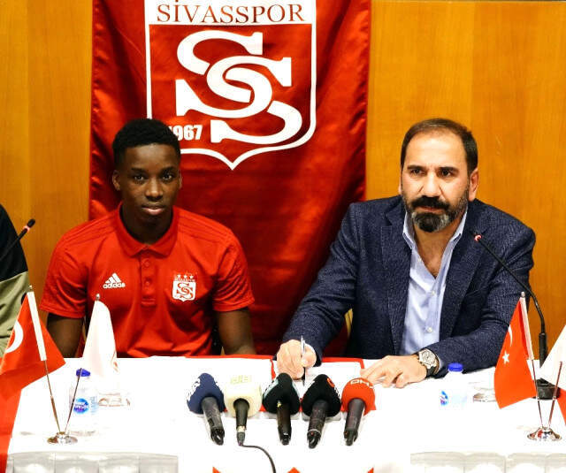 Sivasspor, Fousseni Diabate'ye Resmi İmzayı Attırdı DG Sivasspor, Fousseni Diabate'yi Transfer Etti