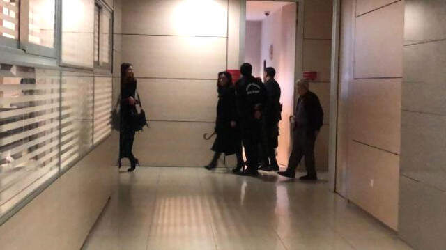 Son Dakika! Başörtülü Kadınlara Hakaret Ettiği İddia Edilen Deniz Çakır, İfade Vermek İçin Adliyeye Gitti Başörtülü Kadınlara Hakaret Ettiği İddia Edilen Deniz Çakır, İfade Vermek İçin Adliyeye Gitti