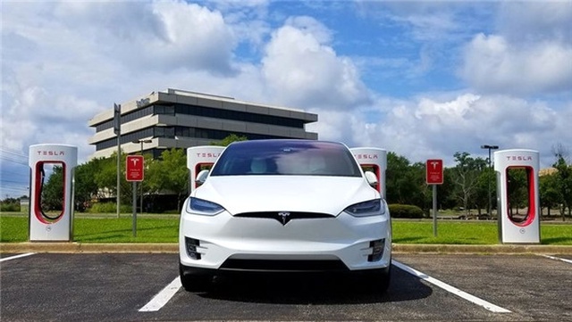 Tesla'nın Otonom Aracı Bir Robotu Ezdi (Video)
