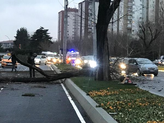 <a class='keyword-sd' href='/istanbul/' title='İstanbul'>İstanbul</a>'da Feci Kaza! Cadde Savaş Alanına Döndü