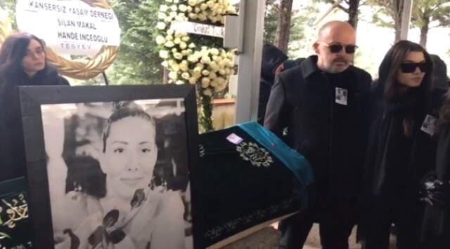 En Acı Veda! Hande Erçel Annesi Aylin Erçel'i Son Yolculuğuna Uğurluyor En Acı Veda! Hande Erçel Annesi Aylin Erçel'i Son Yolculuğuna Uğurluyor