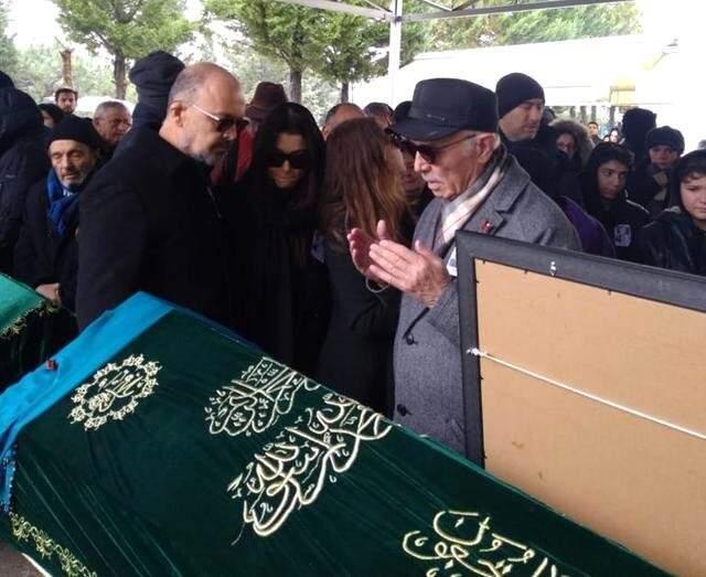 En Acı Veda! Hande Erçel Annesi Aylin Erçel'i Son Yolculuğuna Uğurluyor En Acı Veda! Hande Erçel Annesi Aylin Erçel'i Son Yolculuğuna Uğurluyor