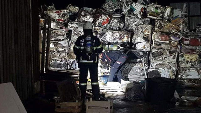 Hurdacıda Kesilen Tanktan Yayılan Koku Mahalleliyi Sokağa Döktü Hurdacıda Kesilen Tanktan Yayılan Koku Mahalleliyi Sokağa Döktü