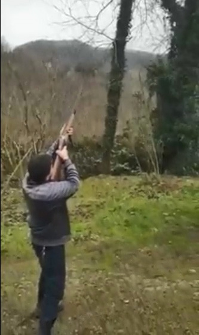 Elindeki Tüfek Tetiğe Basar Basmaz Parçalanınca Arkasına Bakmadan Kaçtı