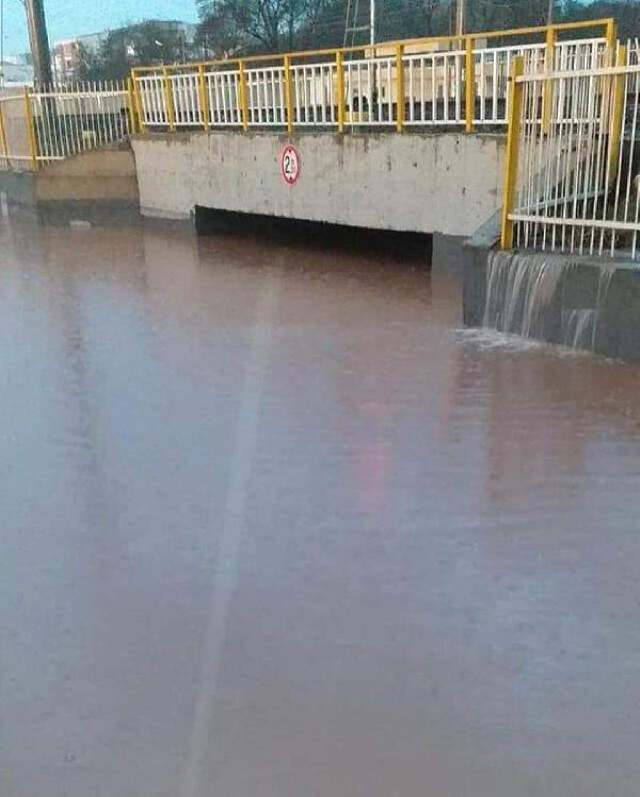 Sağanak Yağışın Hayatı Felç Ettiği İzmir'de, Dikkatsiz Sürücü Sulara Gömülen Aracını Bırakıp Gitti