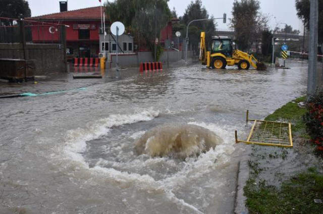 Sağanak Yağışın Hayatı Felç Ettiği İzmir'de, Dikkatsiz Sürücü Sulara Gömülen Aracını Bırakıp Gitti